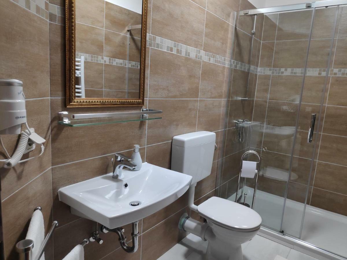 Double or Twin Room with Bathroom,867984707:JPEG