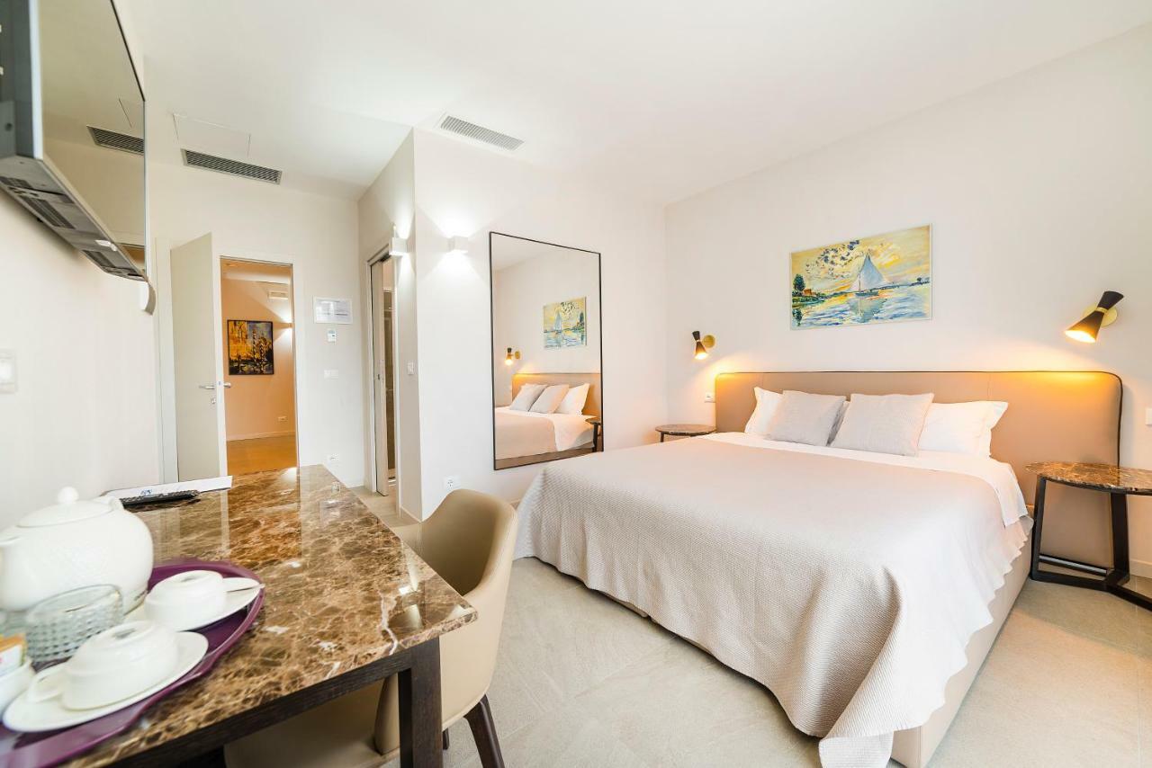 Deluxe Double Room Shower,876956888:JPEG