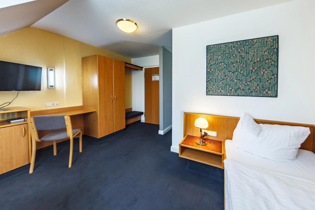 Single Room,932277502:JPEG