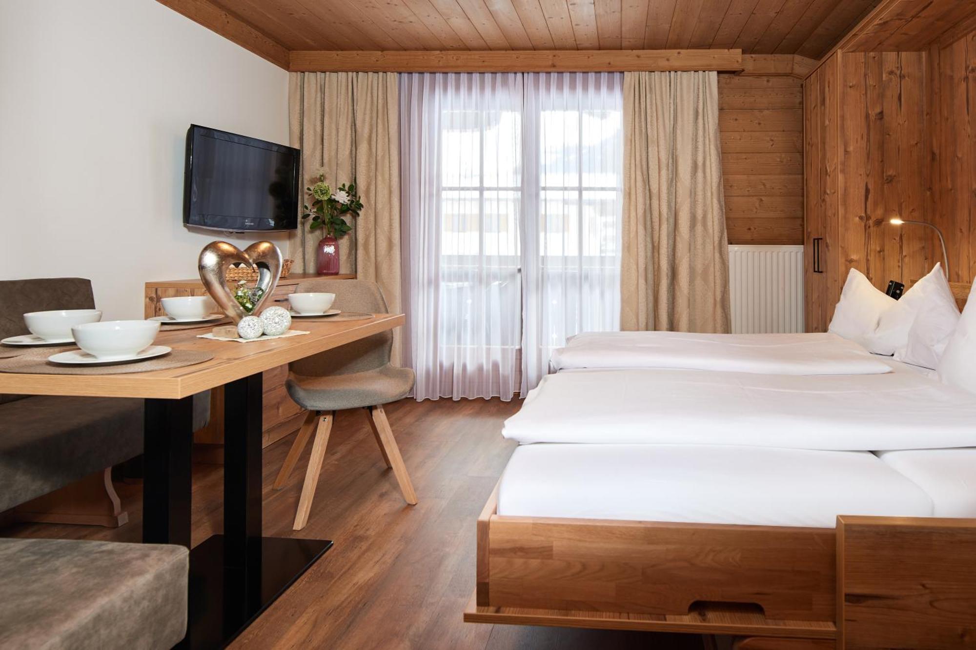 Superior One-Bedroom Apartment with Balcony - Annex Building,969571867:JPEG