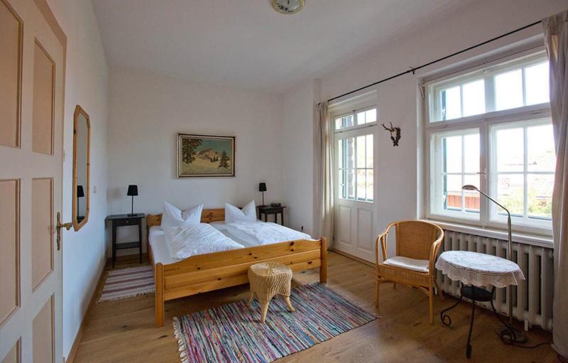 Family Room (3 Adults),975106927:JPEG