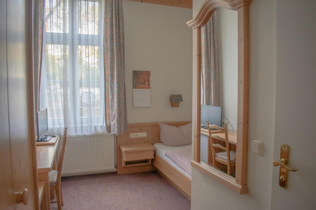 Single Room,992262976:JPEG