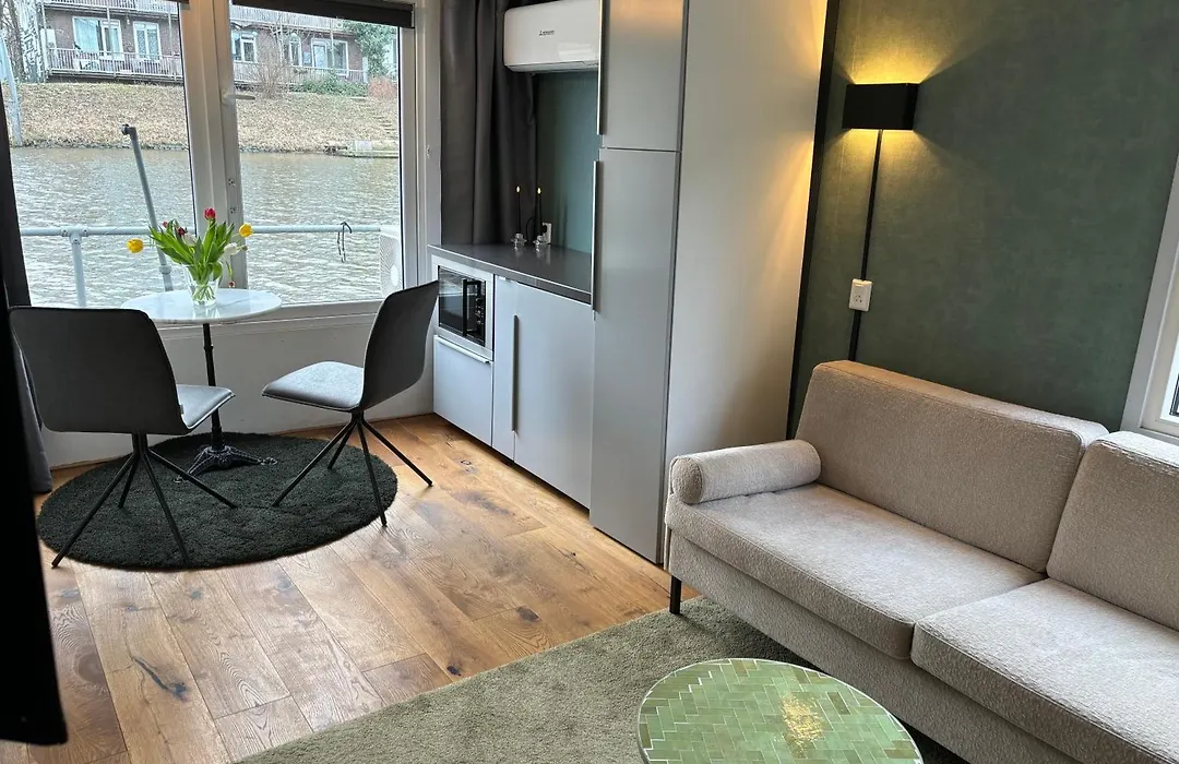 Houseboat Amsterdam-1