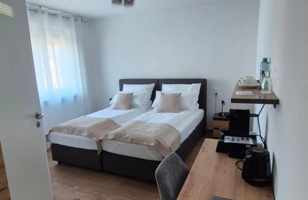 Apartments Seibel Doppel-Zweibettzimmer mit Bad-1