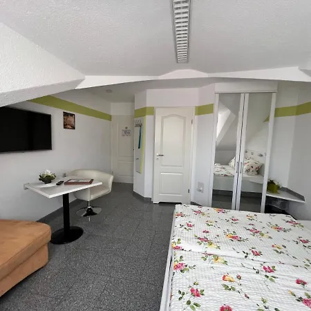Hotel und Pension Am Burchardikloster-2