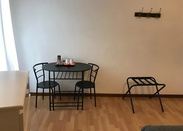 Venice And Venice Apartments - Private Rooms In Shared Apartment