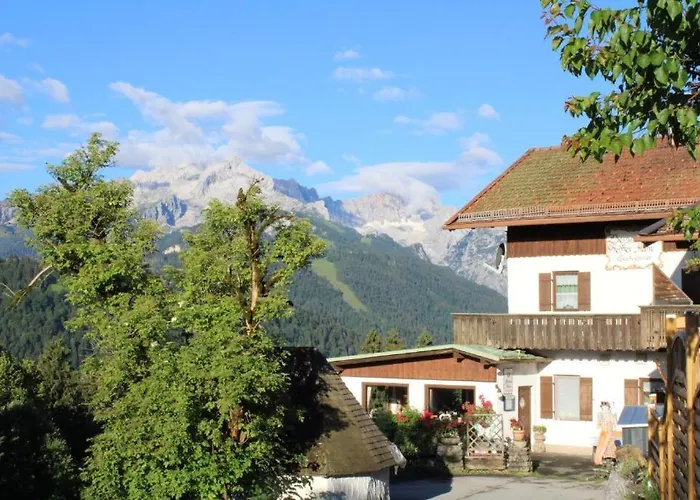 Pfeiffer Alm am Sonnenhang mit Blick auf die Zugspitze Garmisch-Partenkirchen